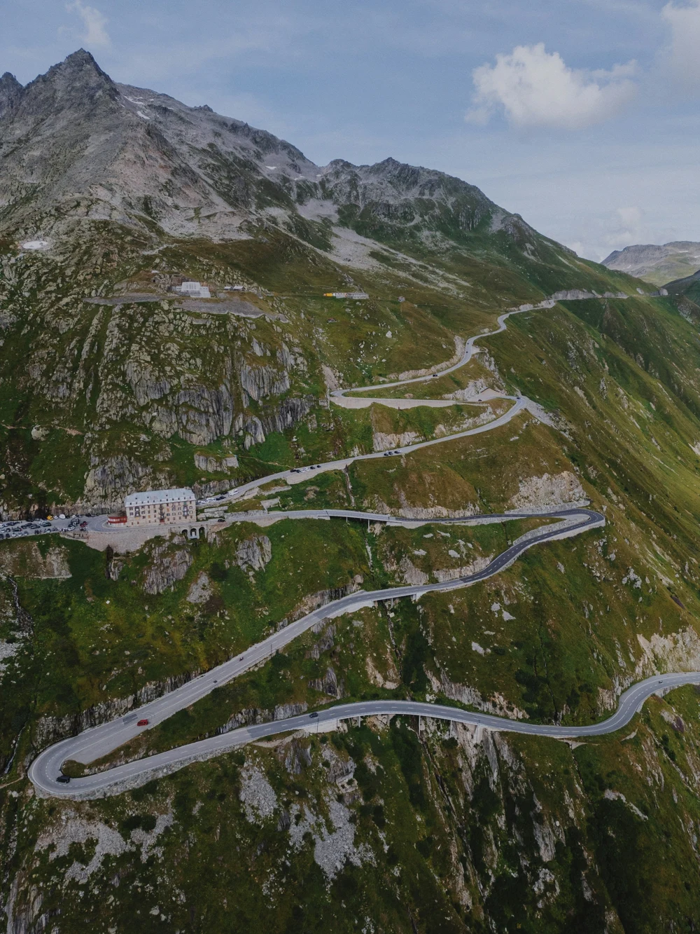La route sinueuse du col de la Furka dans les Alpes suisses